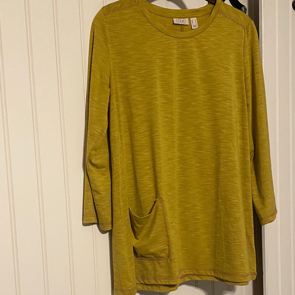 LOGO Bracelet  Sleeve Top in Gold